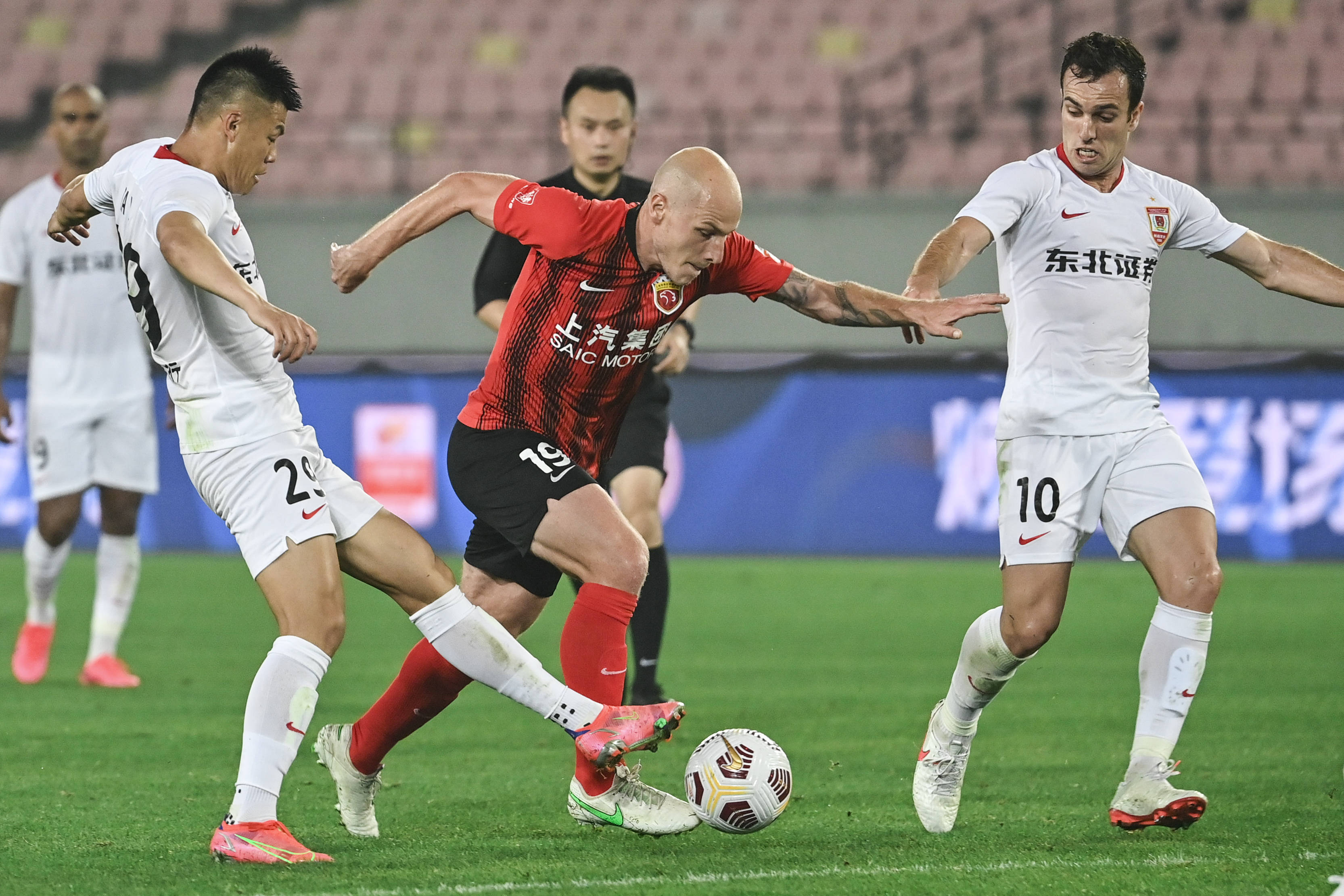 国际比赛日体能课后，里昂止住颓势备战中超，信心回归，控场能力受关注的简单介绍